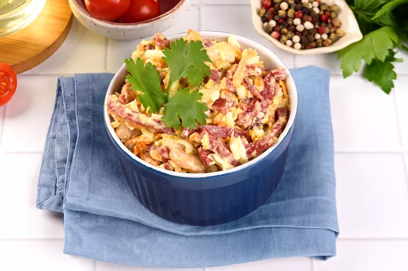 Салат с фасолью и копчёной колбасой