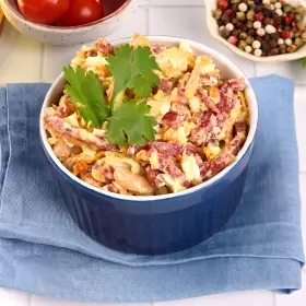 Салат с фасолью и копчёной колбасой