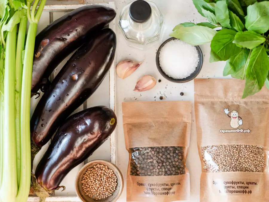 Ингредиенты для рецепта баклажаны маринованные с чесноком и зеленью