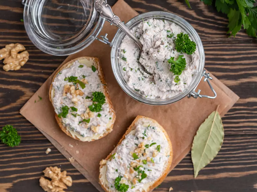 Готовое блюдо куриный паштет с грецким орехом