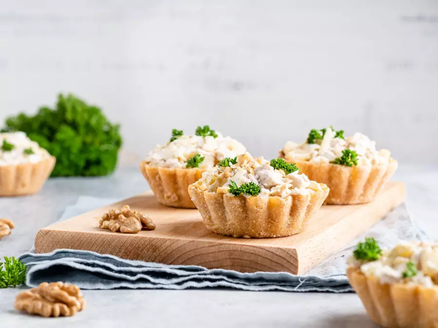 Готовое блюдо салат с курицей, ананасом и сыром