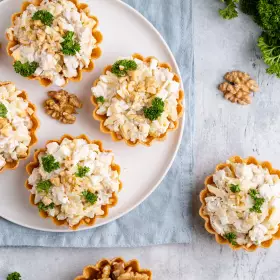 Салат с курицей, ананасом и сыром