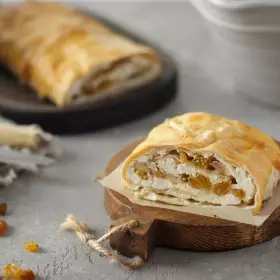 Творожный рулет с изюмом