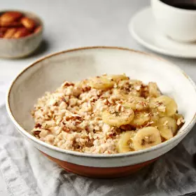 Овсянка с бананом и орехами