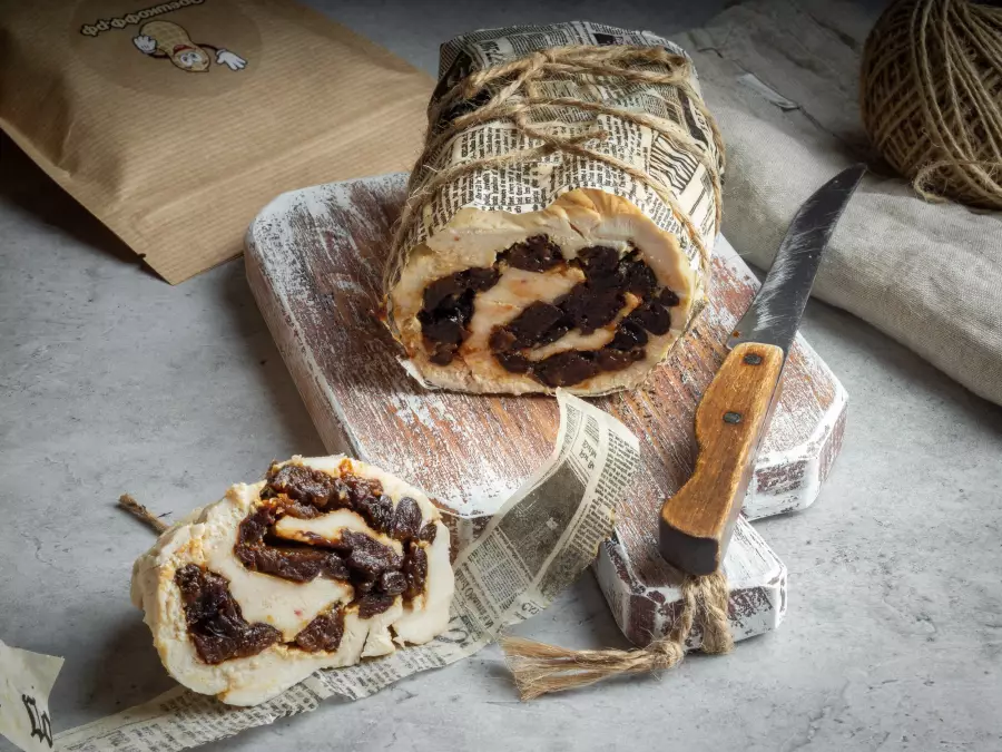 Готовое блюдо куриный рулет с черносливом