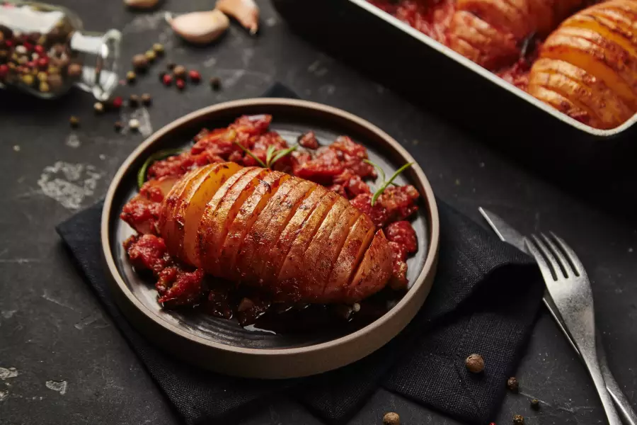 Готовое блюдо запечённый картофель с чесноком