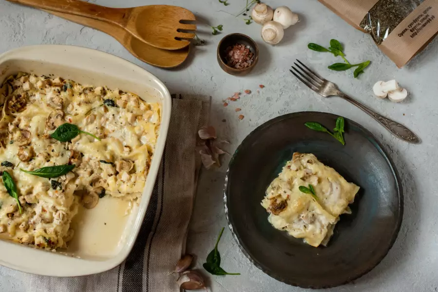 Готовое блюдо лазанья с курицей и грибами