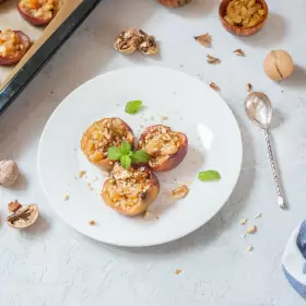 Запечённые яблоки с мёдом, орехами и сухофруктами